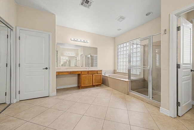 Building Photo - 8425 W Northview Ave