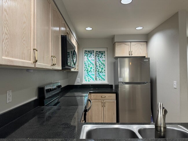 Building Photo - CLICK "REQUEST A TOUR" NOW!