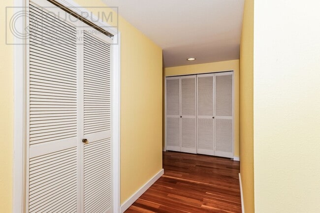 Building Photo - Spectacular Top Floor Condo with Stunning Views in Queen Anne