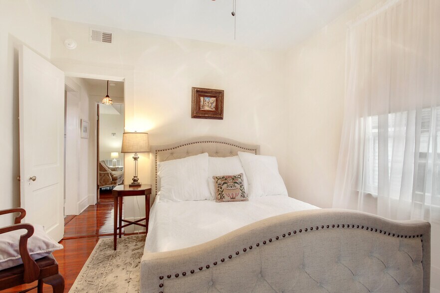 Building Photo - 4 Fontainebleau Dr