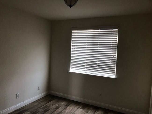 Building Photo - Well Maintained Stoneridge West Village Home!