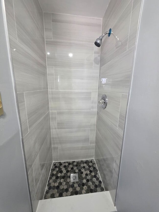 Building Photo - Brand New Renovated Cozy home