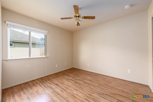 Building Photo - 132 Talon Dr
