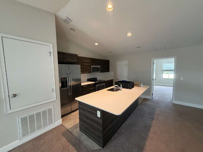 Building Photo - Charming 2-Bed Townhouse with Granite Eleg...