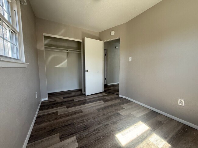 Building Photo - 215 Miriam Dr