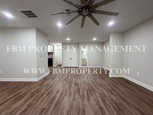 Building Photo - 338 Post Oak Dr
