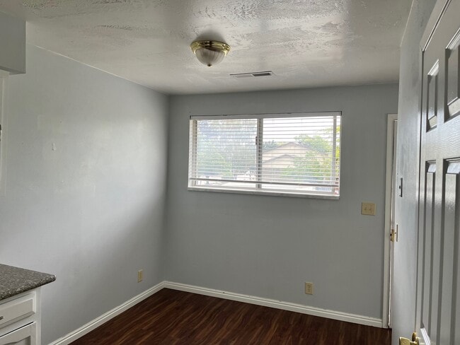 Building Photo - 326 W 4 Plex