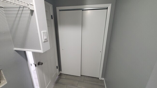 Building Photo - 1711 Lakewood Ave