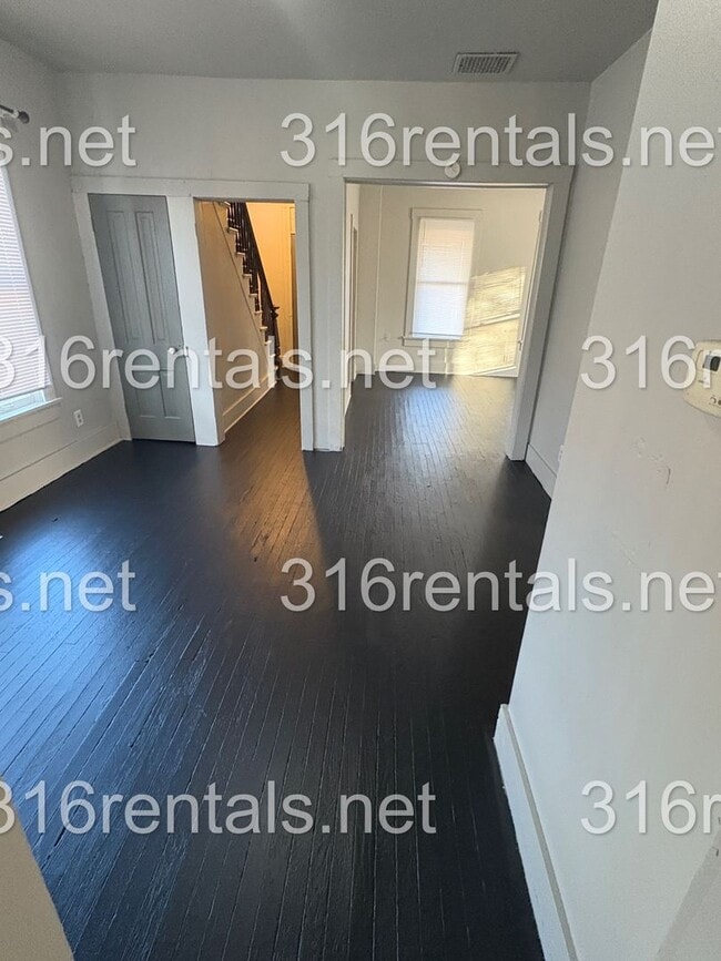 Building Photo - $1095 - 4 bed 2 bath - Single Family Home - NEWLY RENOVATED