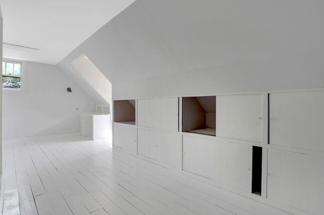 Building Photo - Charming bungalow downtown