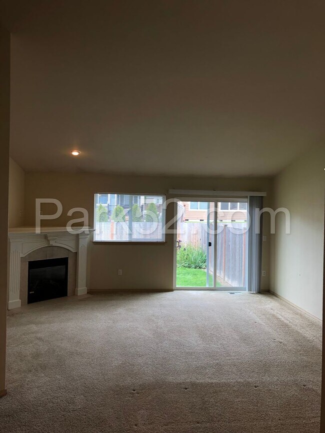 Building Photo - 3-Bedroom Duplex Home - Gated Community - South Hill