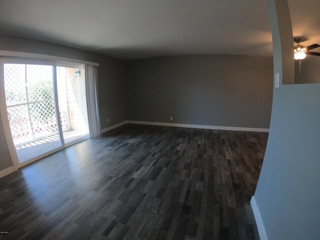 Building Photo - 2121 W Royal Palm Rd