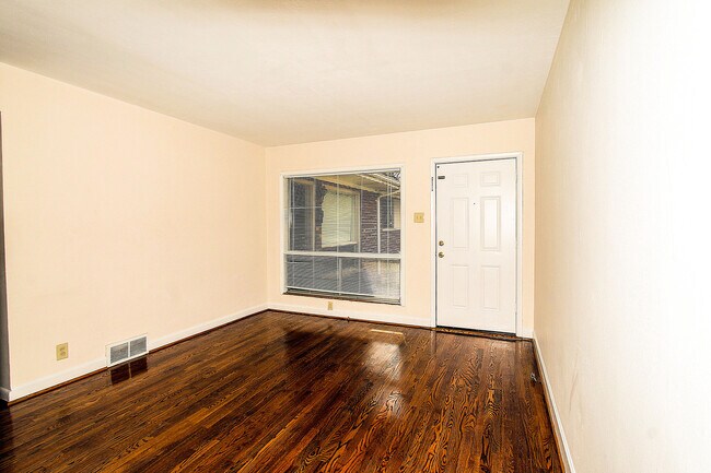 Building Photo - Lovely Afordable 2 Bedroom 1 Bath Garden A...