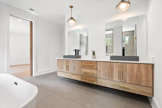 Building Photo - Custom 5 bedroom, 5 bathroom home with Woo...