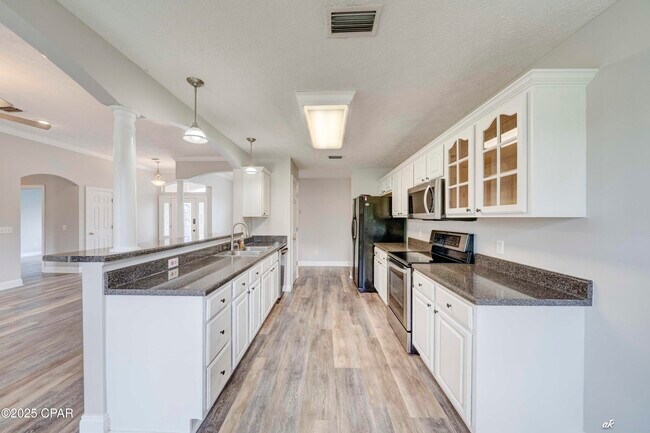Building Photo - 415 Hidden Island Dr