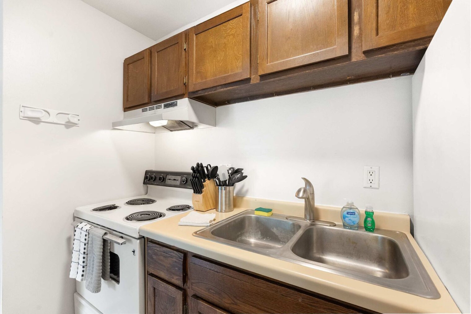 Building Photo - 2601 University Ave