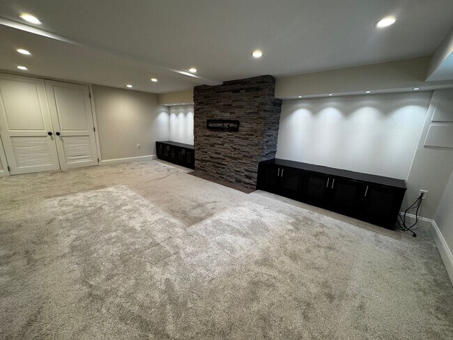 Building Photo - NEWLY RENOVATED EXPANSIVE 5BD 4BA BRIGHTWOOD HOME