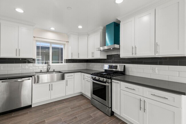 Building Photo - 3 Bedroom & 2.5 Bathroom Townhome with 2 Car Garage & Laundry