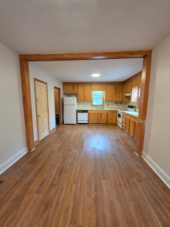 Building Photo - 612 Greenway Dr