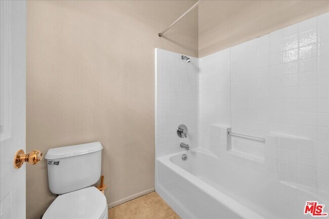 Building Photo - 40808 Eastwood Ln