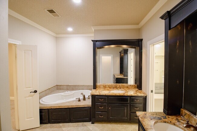 Building Photo - Luxury Living in Preston Manor