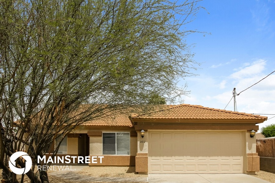 Building Photo - 2612 E Paradise Ln