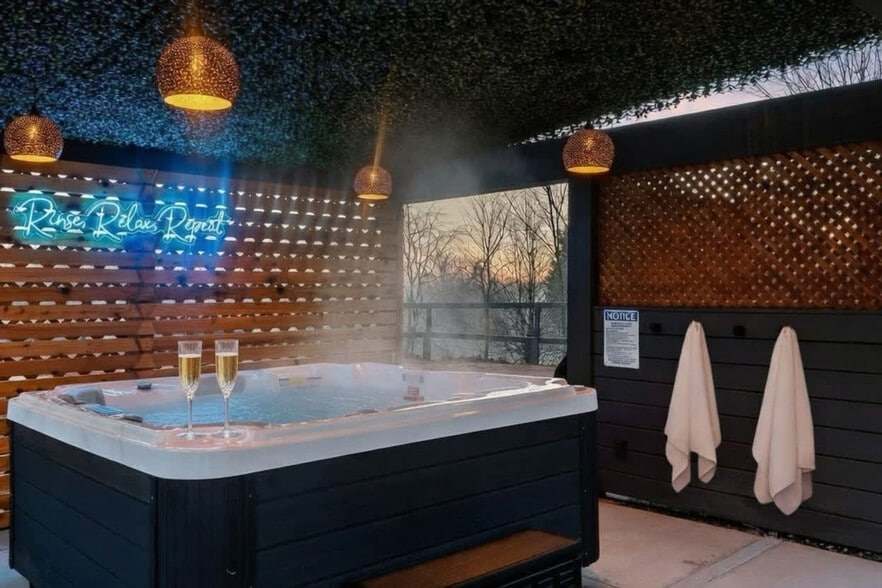 Building Photo - 10 Penny Ave