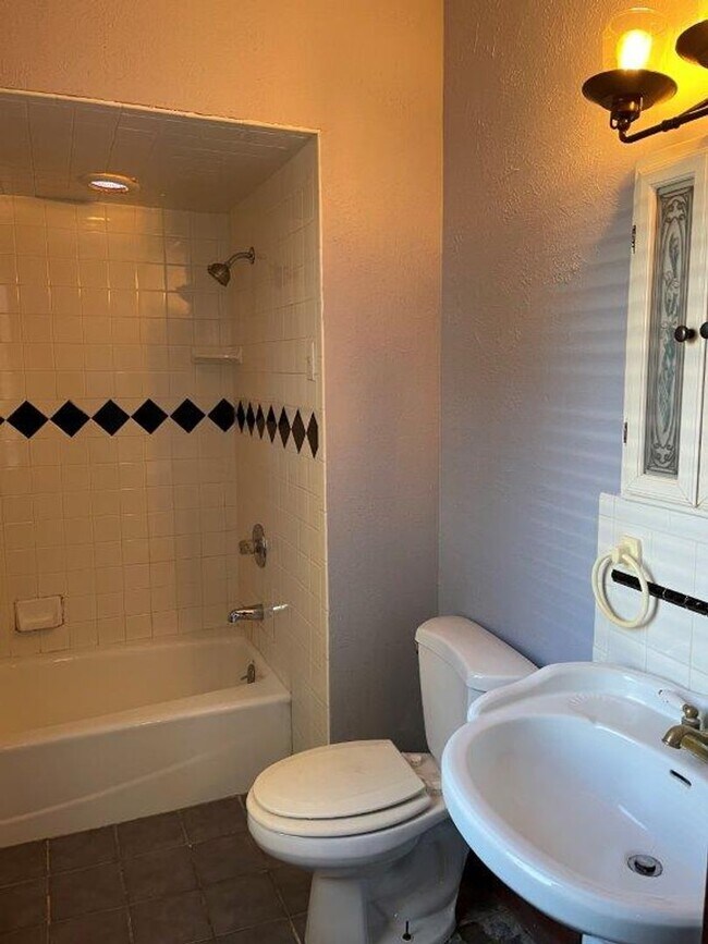Building Photo - 3 bed 1 bath, country character and historic charm, Large shop, upstairs bonus room ,lots of uniq...