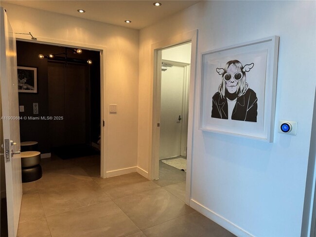 Building Photo - 2020 N Bayshore Dr