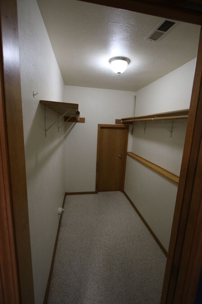 Building Photo - 4 Bedroom Eagle River Home!