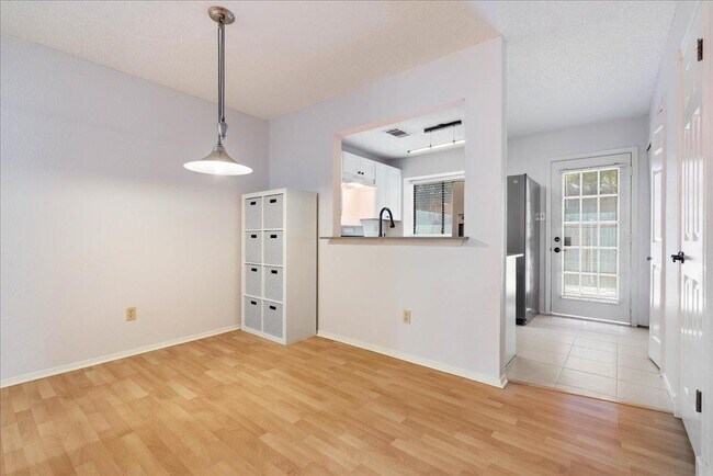 Building Photo - 1411 Gracy Farms Ln