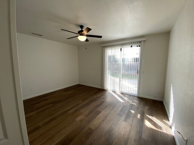 Building Photo - 6 bedroom in Manteca!