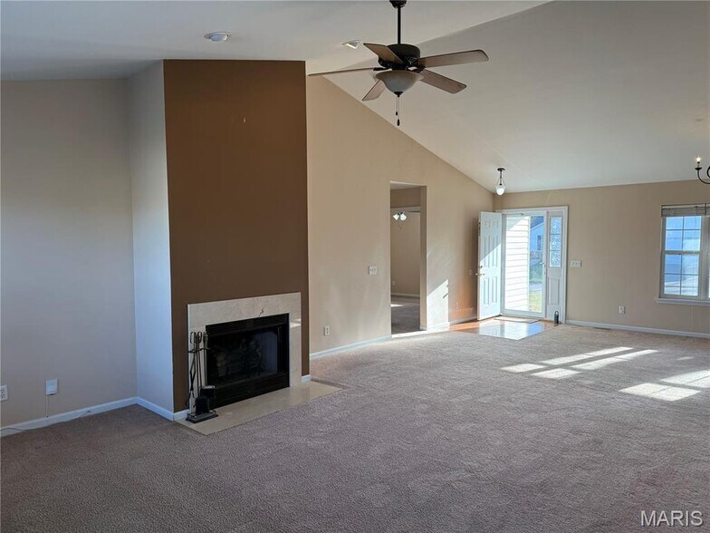 Building Photo - 733 Pecan Hill Dr