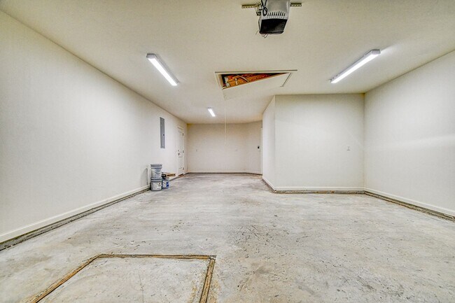 Building Photo - 3112 Pebble Pond Dr