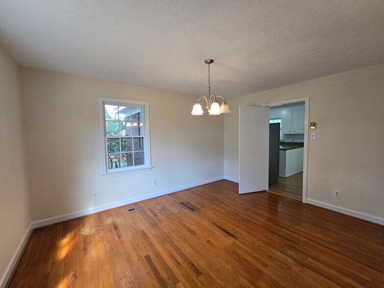Building Photo - 205 Pinewood Dr