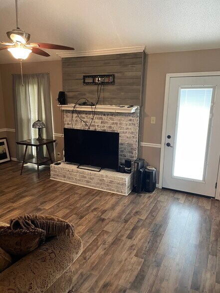 Building Photo - 973 Greencliff Dr