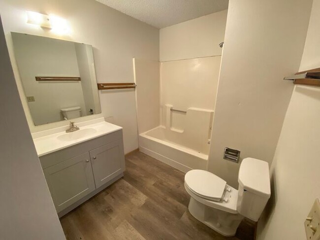 Building Photo - $1,100 | 2 Bedroom, 1 Bathroom Apartment |...