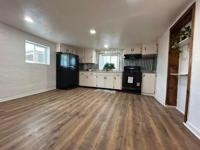 Building Photo - 607 1/2 Baca Ave
