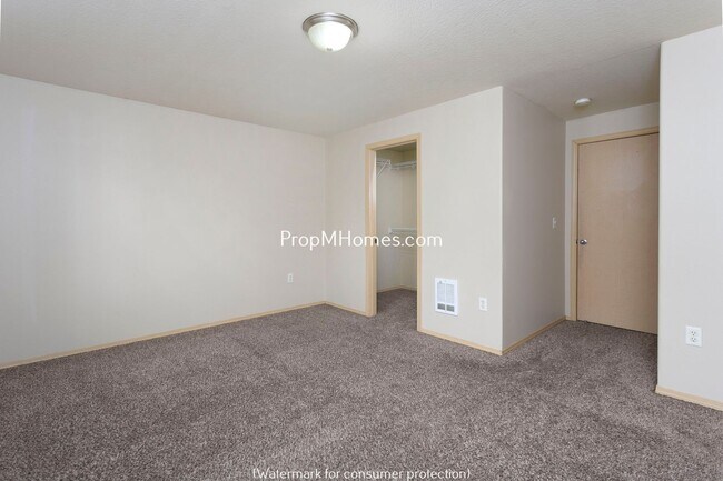 Building Photo - Comfortable 3-Story Townhome in Powellhurs...