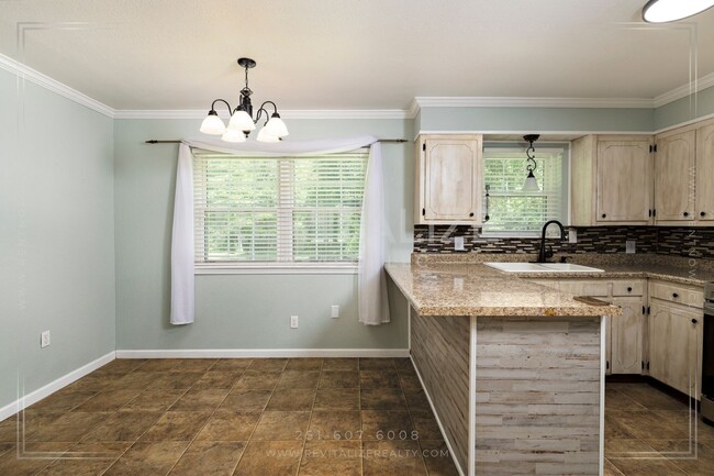 Building Photo - Charming 3 Bedroom/2 Bathroom Home in Sara...