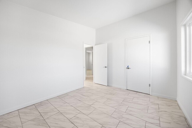 Building Photo - 3 Bedroom Duplex with Washer Dryer