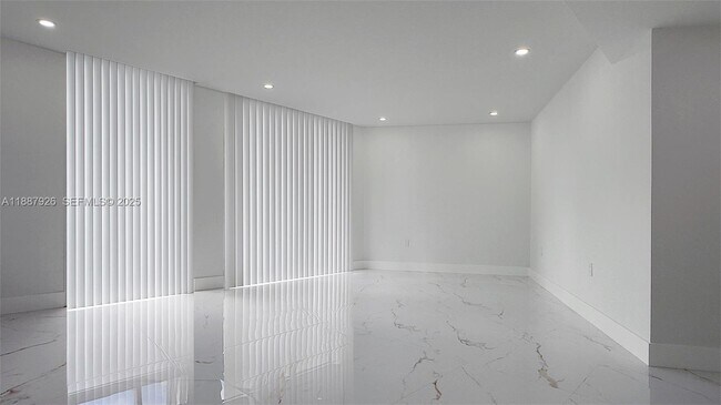 Building Photo - 3301 N Country Club Dr