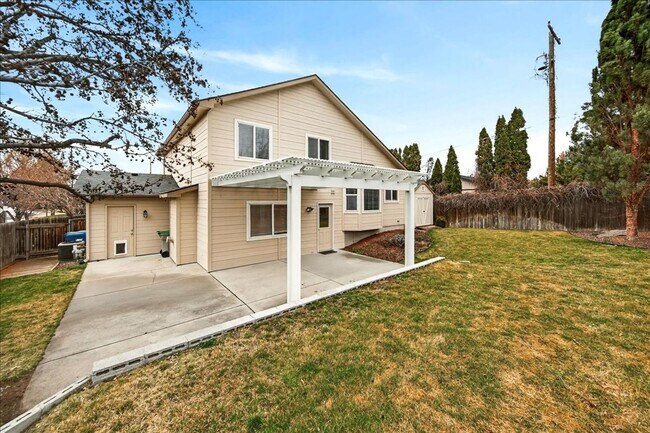 Building Photo - Comfortable Living in a Prime Central Boise Location