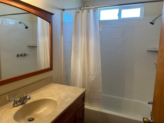 Building Photo - 2 bedroom, 1 bath home with lots of room inside and out.