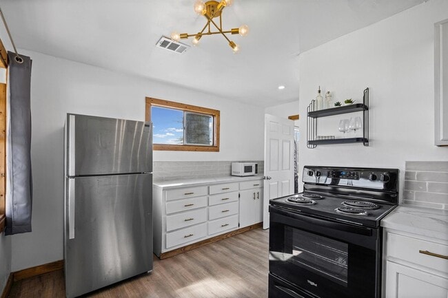 Building Photo - 1418 Kingshill Dr