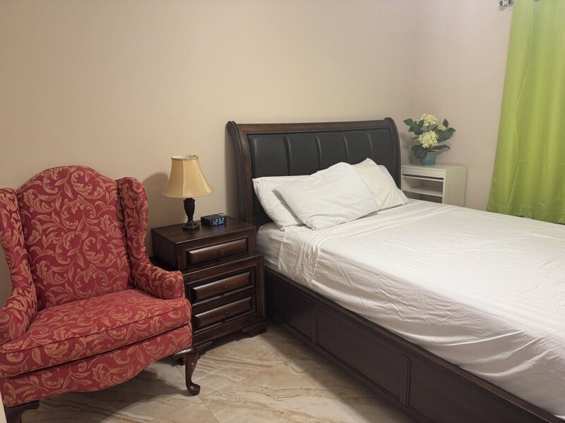 Building Photo - 1355 25th Ave E