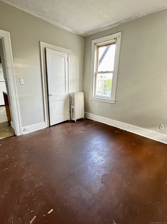 Building Photo - 143 Putnam St