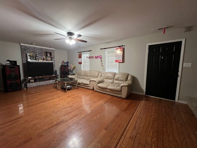 Building Photo - Charming Home in Country Club Hills – Ideal Location & Spacious Living