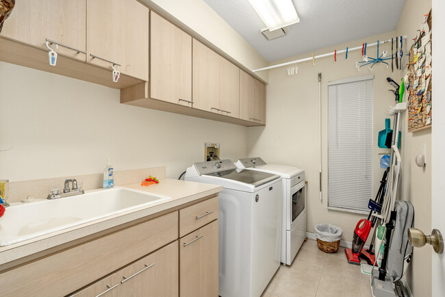 Building Photo - 3120 River Villa Way