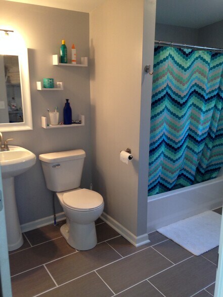 First Floor Full Bathroom - 516 E Glover Ave